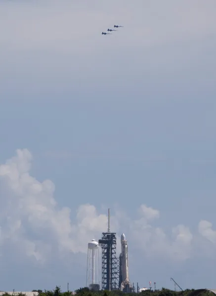 صاروخ Falcon Heavy يحمل تلسكوب Nancy Grace Roman الفضائي أثناء الإطلاق من مركز كينيدي لمهمة رصد الفضاء الواسعة المجال.