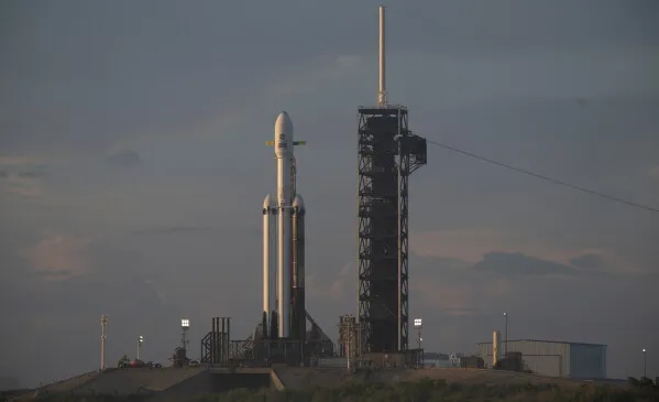 صاروخ Falcon Heavy يحمل تلسكوب Nancy Grace Roman الفضائي خلال الإطلاق من مركز كينيدي لمهمة رصد الكون بأوسع مجال رؤية.
