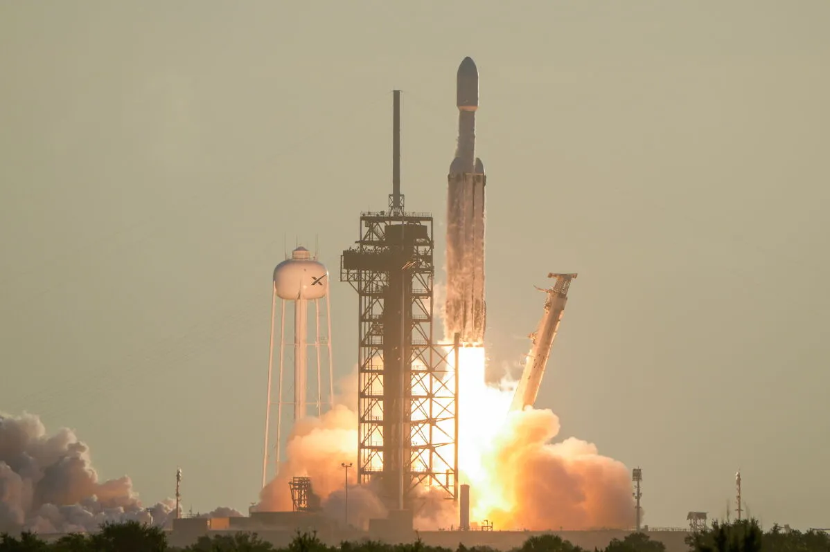 إطلاق تلسكوب Nancy Grace Roman الفضائي من مركز كينيدي على صاروخ Falcon Heavy لرصد الكون بدقة عالية ومجال رؤية واسع.