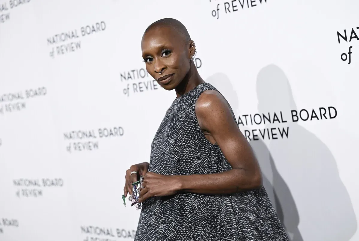 نجمة السينما سينثيا إريفو تتألق في حفل جوائز المجلس الوطني للمراجعة، مرتدية فستاناً أنيقاً وتحتفل بجوائز \"ويكيد\".