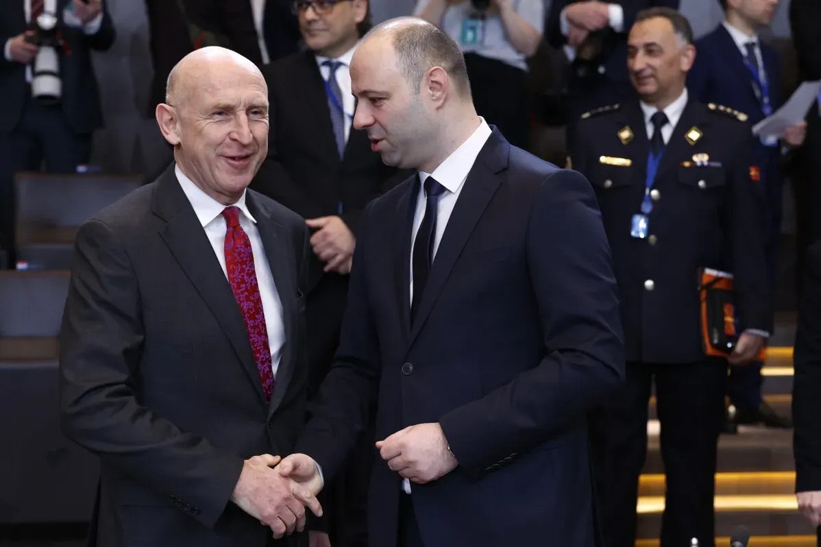 وزير الدفاع الأمريكي بيت هيغسيث يتحدث مع وزير الدفاع الأوكراني، في اجتماع حلف الناتو لمناقشة دعم أوكرانيا ومفاوضات السلام.