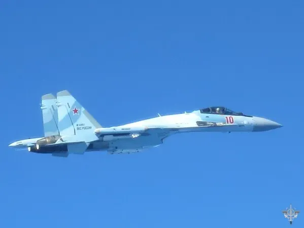 مقاتلة روسية من طراز SU-30 تحلق في سماء بحر البلطيق، في إطار مهمة مراقبة الأجواء التي تنفذها قوات NATO.