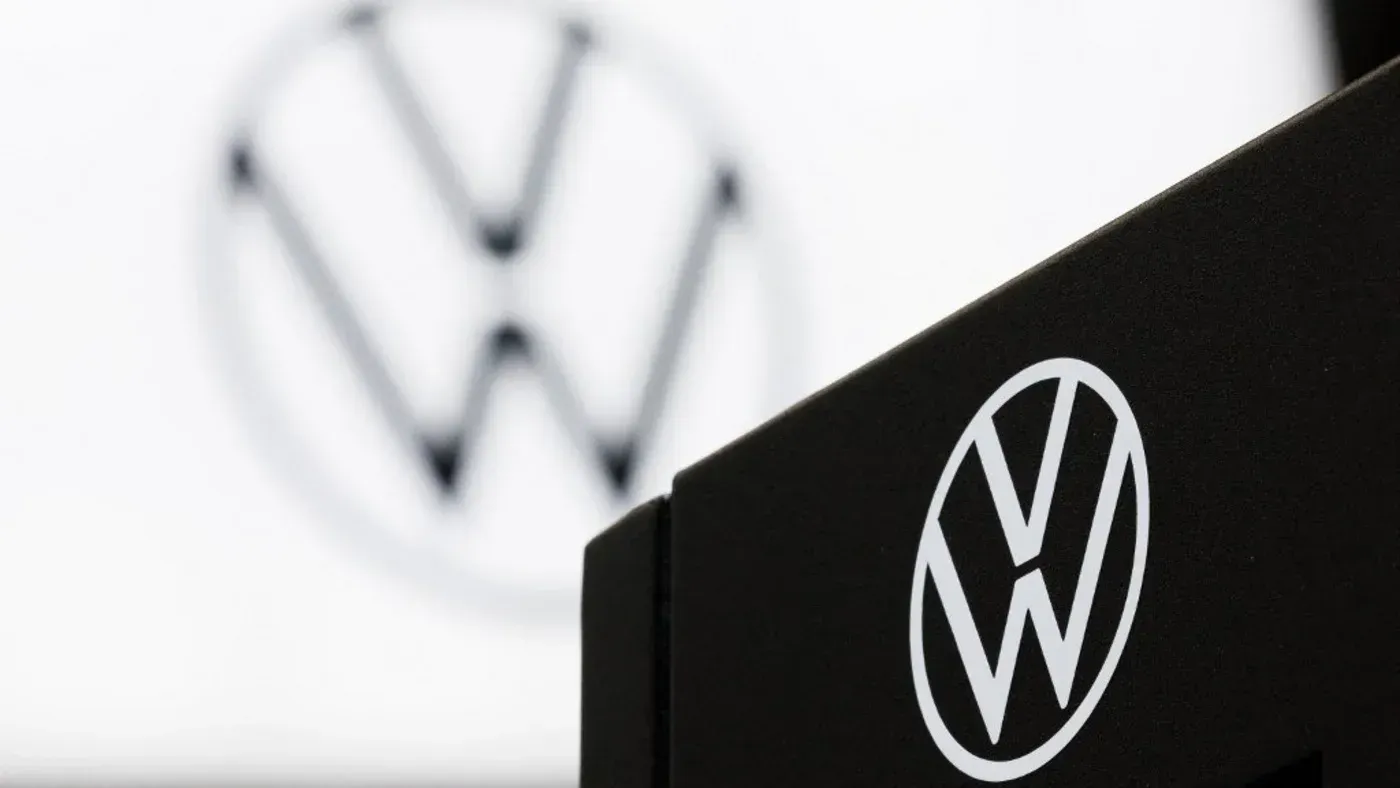 شعار شركة فولكس فاغن يظهر بوضوح، مما يعكس خططها لتحويل مصنعها في أوسنابروك لإنتاج مكونات نظام القبة الحديدية الإسرائيلي.