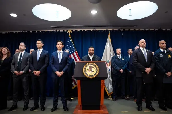 مؤتمر صحفي للمدير الفيدرالي كاش باتيل حول اعتقالات مرتبطة بمخطط مراهنات رياضية، مع حضور عدد من المسؤولين.