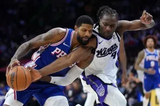 بول جورج لاعب فيلادلفيا 76ers يتنافس على الكرة مع لاعب من فريق آخر خلال مباراة. الإيقاف بسبب انتهاك برنامج مكافحة المخدرات يؤثر على مسيرته.