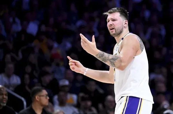 لاعب كرة سلة يعبر عن استياءه خلال مباراة في دوري NBA، مع تواجد جمهور خلفه، في سياق مناقشات حول التوسع في أوروبا.