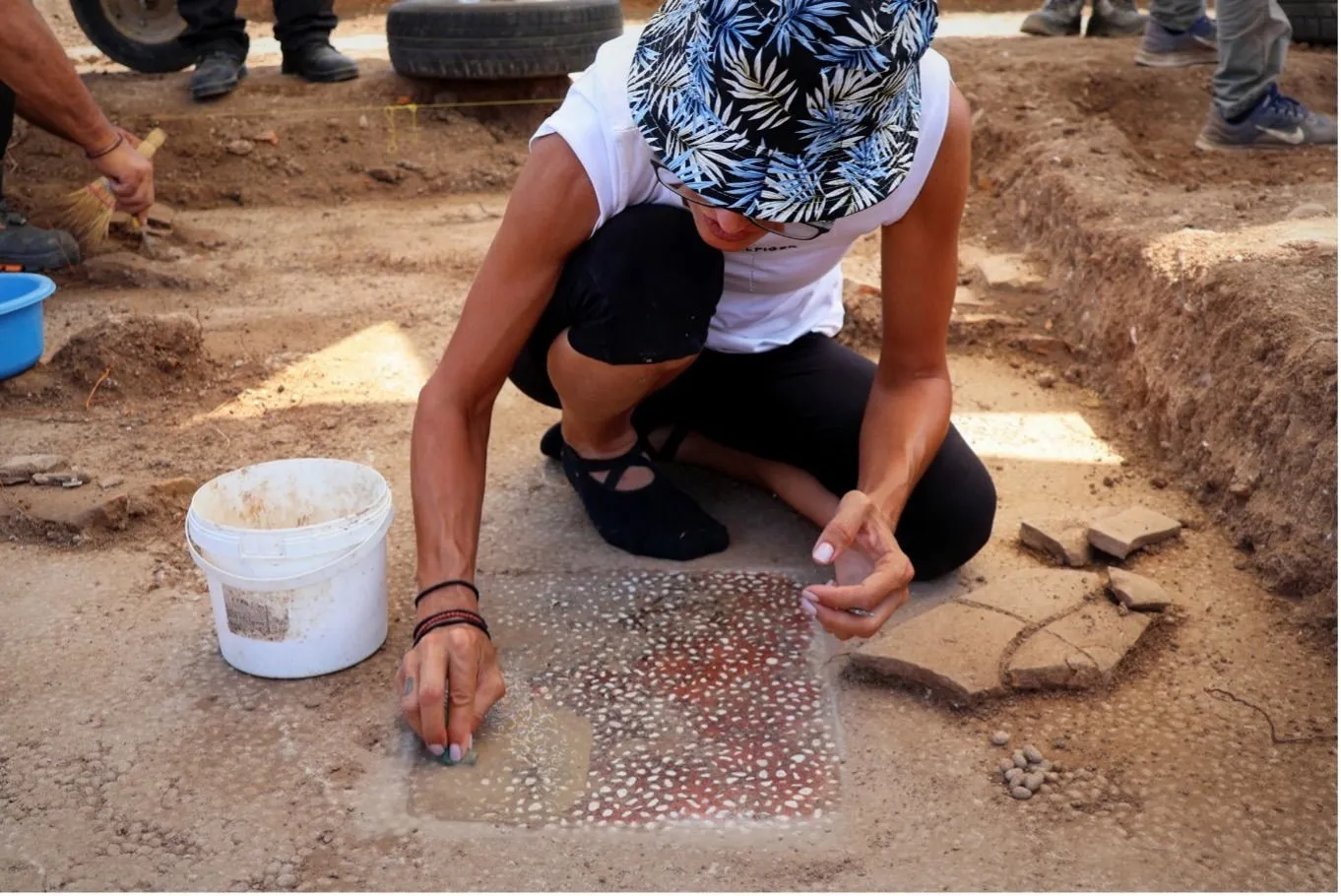 عالمة آثار تكشف فسيفساء أثرية خلال حفريات في موقع ميزا شمال اليونان، المرتبط بمدرسة الإسكندر الأكبر وأرسطو في القرن الرابع قبل الميلاد.