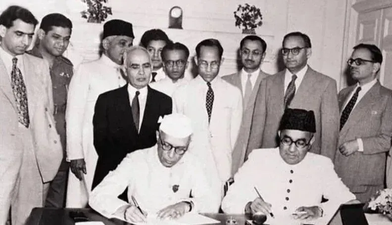 اجتماع تاريخي في سبتمبر 1947، حيث يوقع جواهر لال نهرو ولياقت علي خان اتفاقيات بين الهند وباكستان في ظل توترات تقسيم شبه القارة.