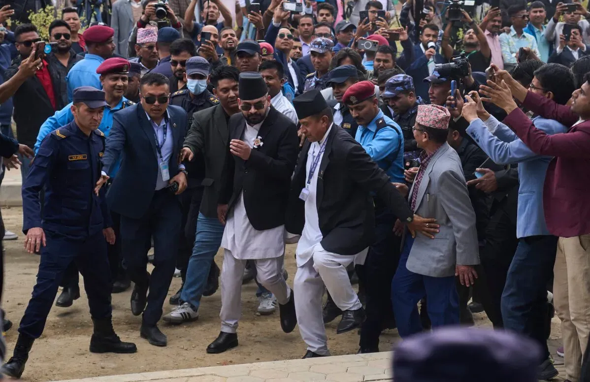 باليندرا شاه، أصغر رئيس وزراء نيبال، محاطًا بالصحفيين والحراس خلال مراسم أدائه اليمين الدستورية في كاتماندو.