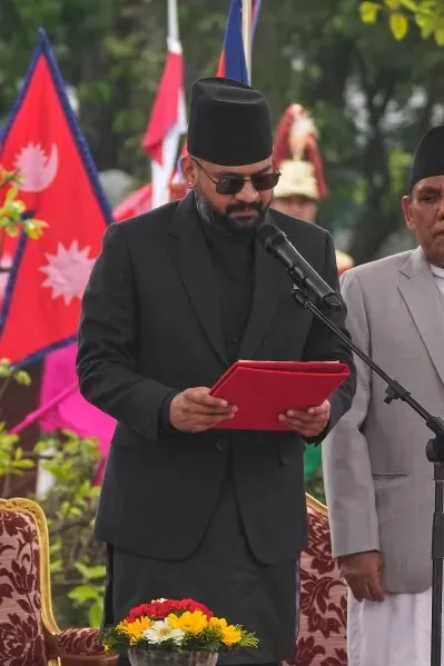 باليندرا شاه يؤدي اليمين الدستورية كرئيس وزراء نيبال وسط أعلام وطنية، مع التركيز على التقاليد الهندوسية في الاحتفال.