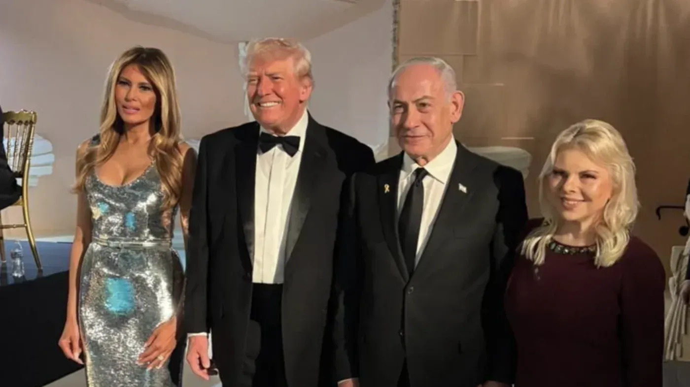 نتنياهو وزوجته سارة مع ترامب وملانيا في حفل خاص برأس السنة في بالم بيتش، حيث تم مناقشة العلاقات الأمريكية الإسرائيلية.
