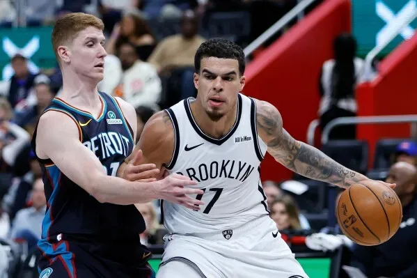 زياير ويليامز من فريق بروكلين نتس يتجاوز لاعب ديترويت بيستونز، مع كرة سلة، خلال مباراة مثيرة انتهت بفوز نتس 107-105.