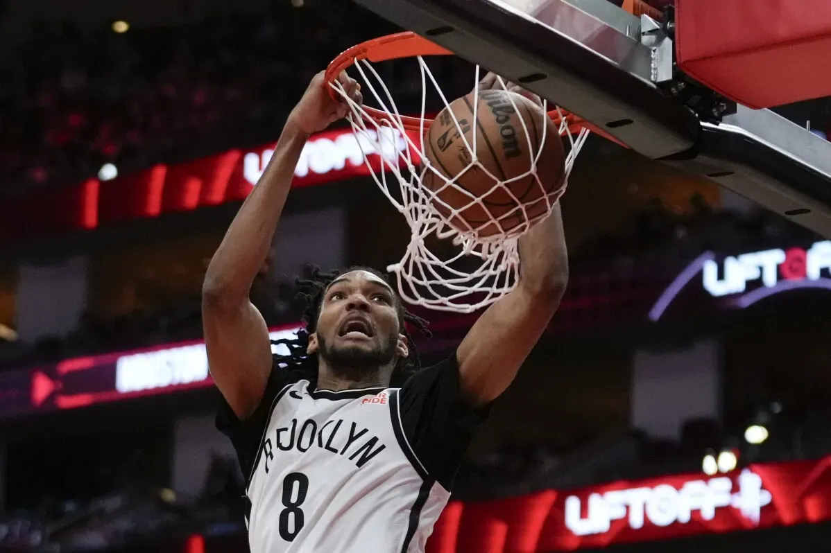 لاعب بروكلين نتس يسجل نقطة خلال مباراة ضد هيوستن روكتس، حيث حقق الفريق الفوز 110-98 في مباراة الدوري الأمريكي للمحترفين.