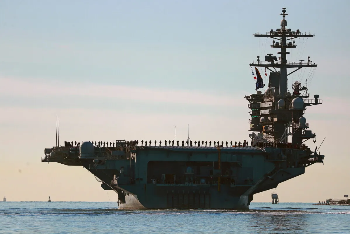 حاملة الطائرات الأمريكية USS George Washington تعبر مضيق سنغافورة متجهة نحو المحيط الهندي ضمن تحركات عسكرية في آسيا والمحيط الهادئ.