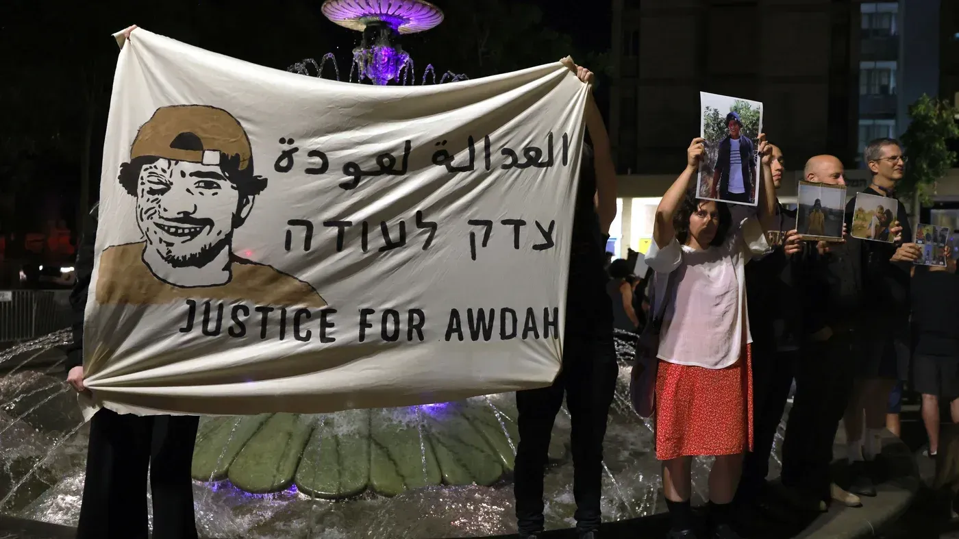 تظهر مجموعة من المتظاهرين يحملون لافتة تطالب بالعدالة للناشط الفلسطيني عودة الهذالين، في سياق احتجاج على العنف ضد الفلسطينيين.