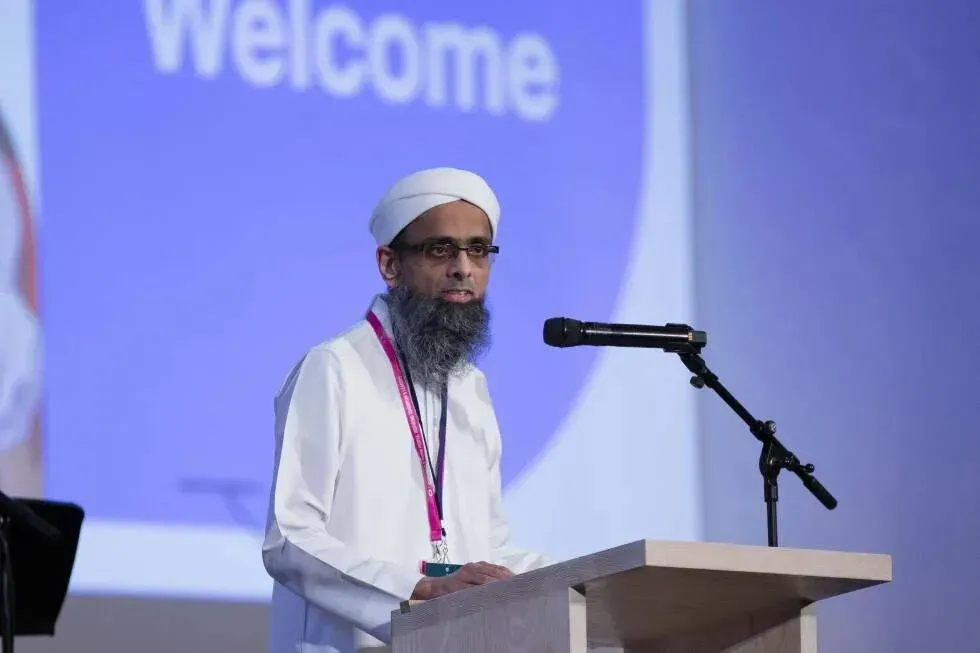 السير حامد باتل، الرئيس المؤقت لهيئة أوفستد، يتحدث في حدث رسمي، مع التركيز على قضايا التعليم والمجتمعات المسلمة في برمنجهام.