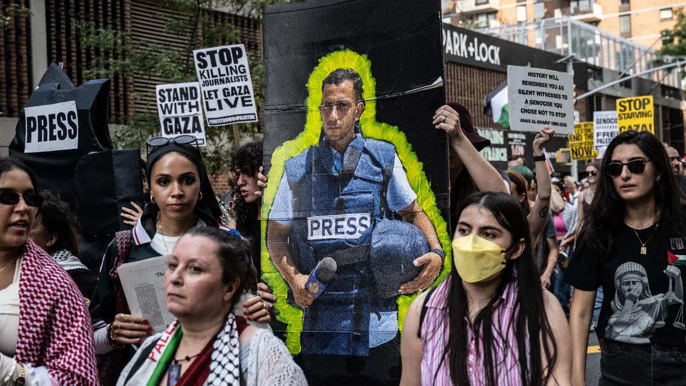 مظاهرة في نيويورك تخلد ذكرى الصحفي الفلسطيني أنس الشريف وتطالب بوقف قتل الصحفيين في غزة وسط شعارات داعمة لفلسطين.