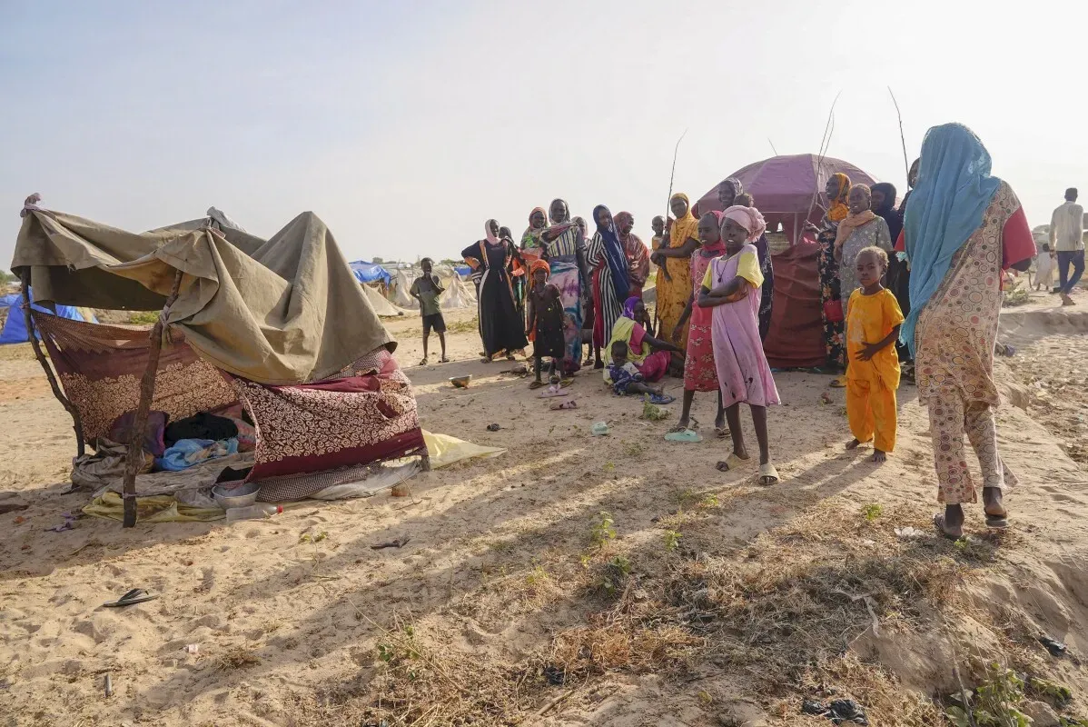 أطفال ونساء في مخيم للنازحين في السودان، يعكسون آثار النزاع المستمر والأزمة الإنسانية المتفاقمة.