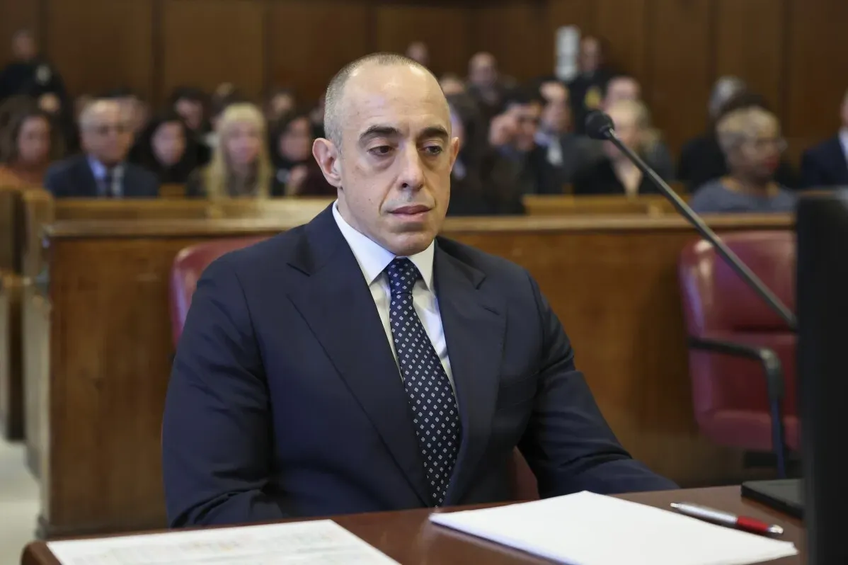 عمدة نيويورك إريك آدامز يجلس في قاعة المحكمة، محاطًا بالحضور، وسط توتر بشأن تهم الفساد الموجهة إليه.