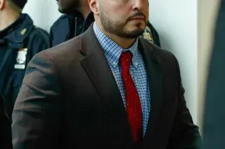 رجل يرتدي بدلة رسمية مع ربطة عنق حمراء، يظهر في قاعة المحكمة بعد إدانته بتهمة القتل غير العمد في نيويورك.