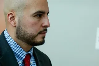 إريك دوران، ضابط شرطة نيويورك، أثناء جلسة المحكمة بعد إدانته بالقتل غير العمد في قضية وفاة إريك دوبري.