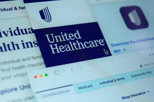 شعار شركة يونايتد هيلث كير مع واجهة موقعها الإلكتروني، في سياق التحقيقات المتعلقة بمقتل براين تومبسون.
