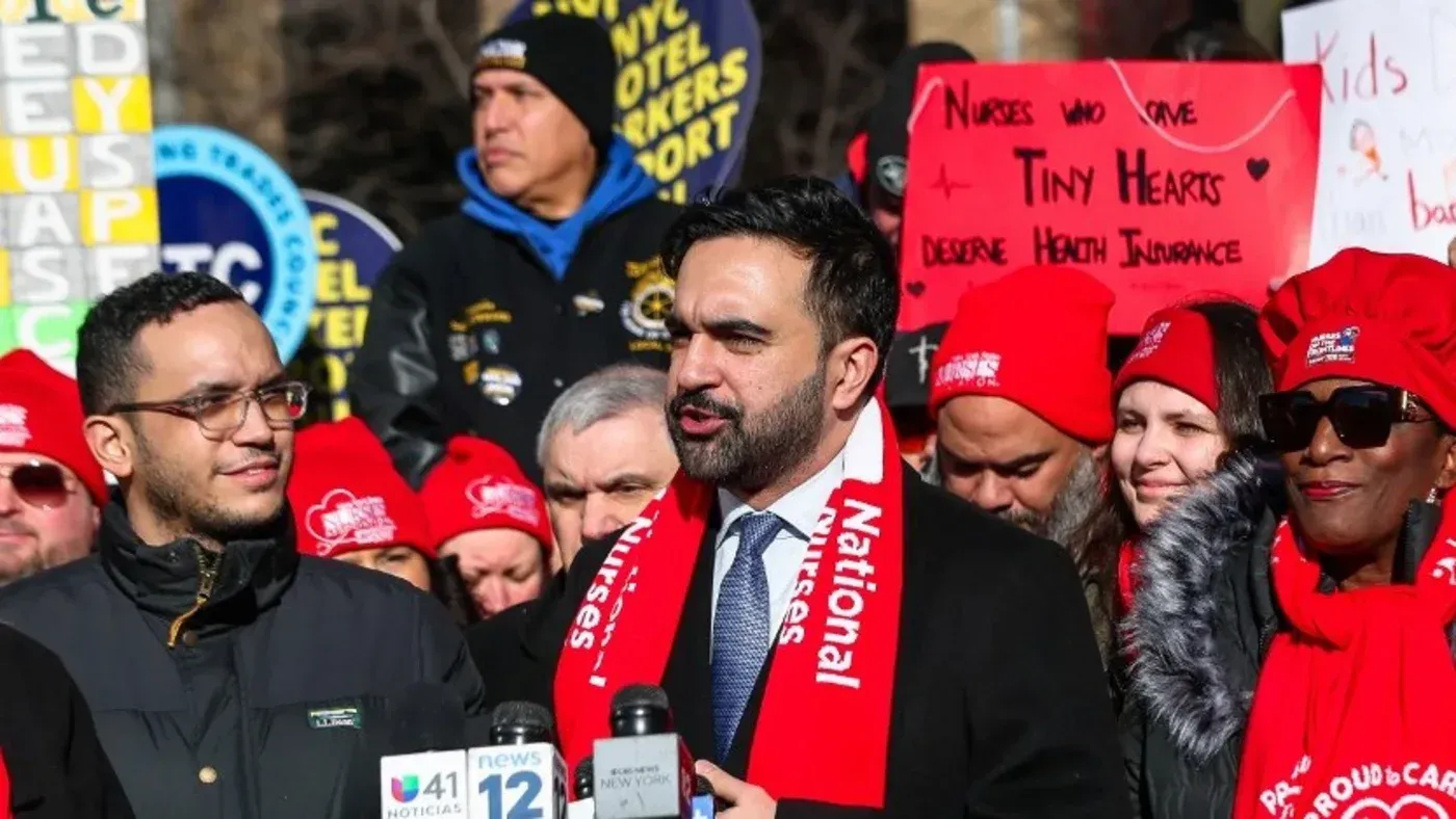 مظاهرة في نيويورك تتضمن متحدثين ونشطاء يرتدون قبعات حمراء، تعبر عن مطالبهم المتعلقة بالاستثمار في السندات الإسرائيلية.