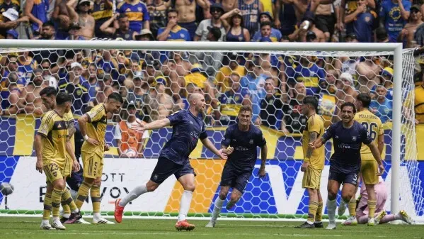 كريستيان غراي يحتفل بهدف التعادل لأوكلاند سيتي في مباراة كأس العالم للأندية ضد بوكا جونيورز، وسط حماس الجماهير.
