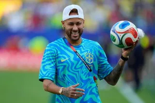 نيمار يبتسم وهو يحمل كرة قدم قبل مباراة البرازيل ضد اسكتلندا في كأس العالم، مع تأكيد جاهزيته للمشاركة بعد تعافيه من الإصابة.