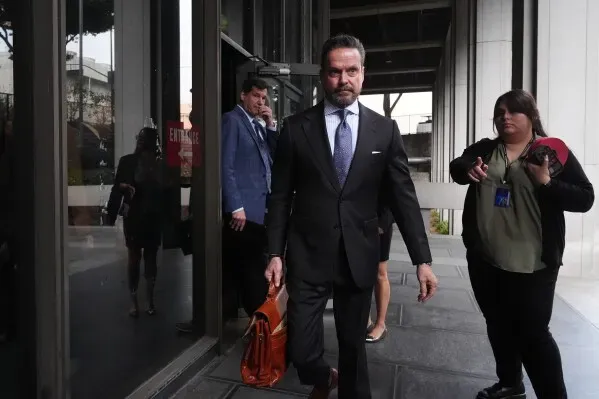 نيك راينر يغادر محكمة لوس أنجلوس بعد مثوله في قضية مقتل والديه، حيث يواجه تهمتي قتل من الدرجة الأولى.