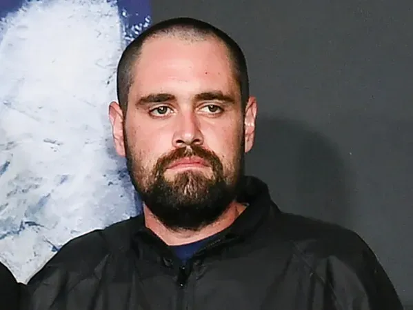 نيك راينر، المتهم بقتل والديه، يظهر بتعبير جاد خلال مثوله أمام المحكمة في لوس أنجلوس.