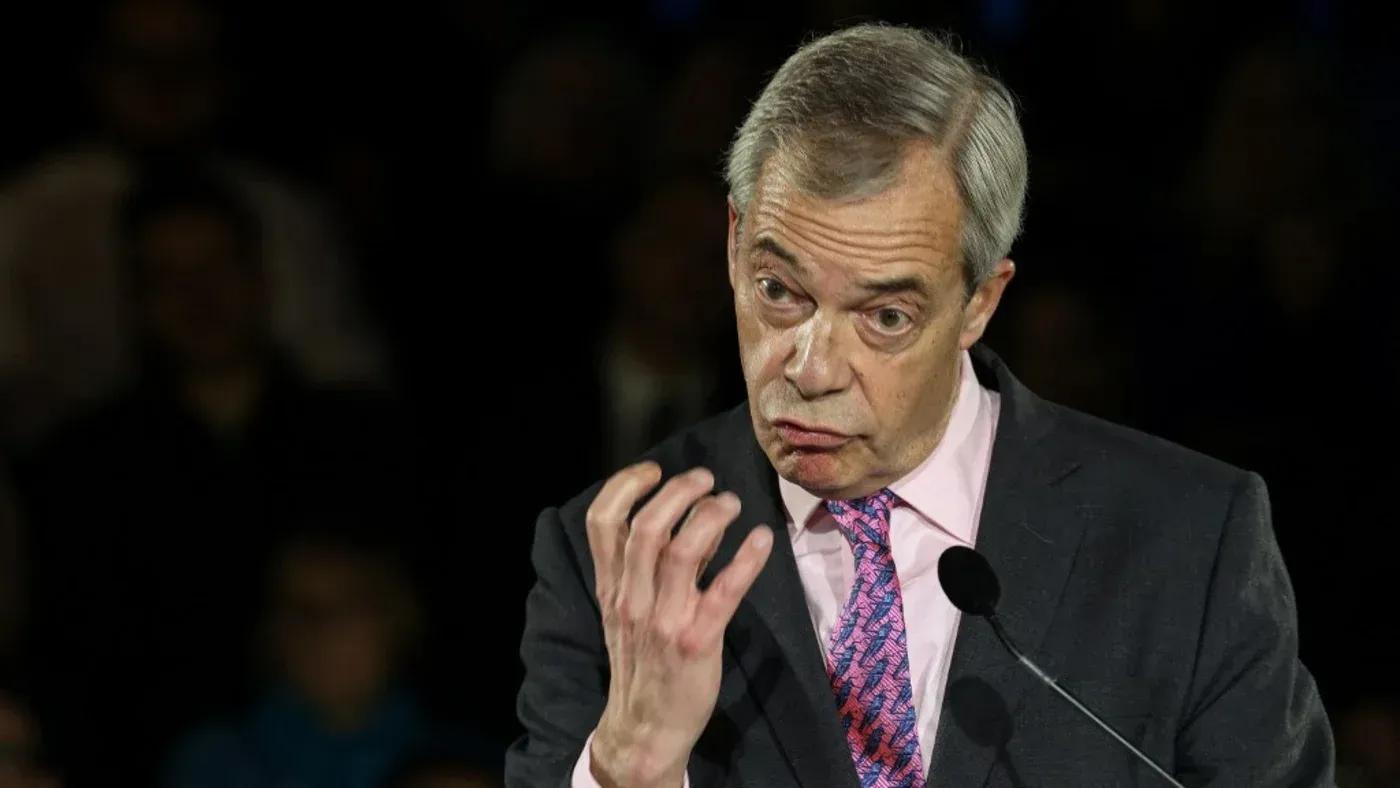 نايجل فاراج يتحدث في تجمع سياسي، مع تعبيرات وجهية قوية، مع التركيز على قضايا الهوية الثقافية والدينية في لندن.