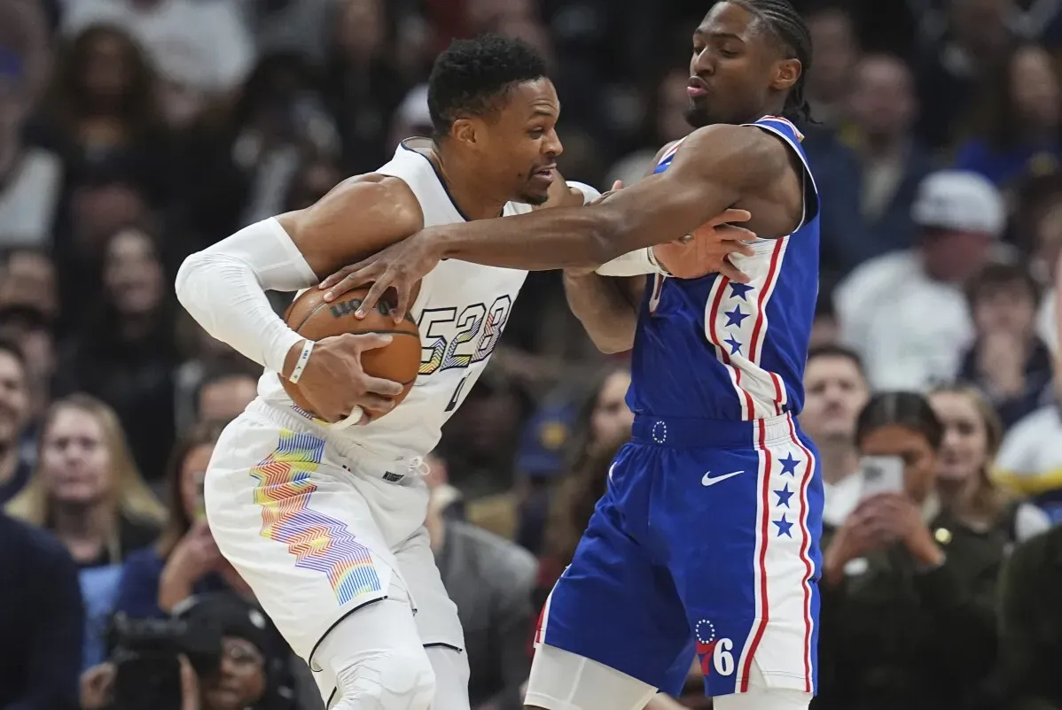 لاعبو دنفر ناجتس يحاولون الاحتفاظ بالكرة وسط منافسة مع لاعبي فيلادلفيا 76ers خلال مباراة مشوقة في دوري NBA.