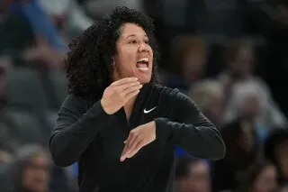 المدربة كارا لوسون تتحدث بحماس خلال مباراة، معبرة عن فخرها بفريق ديوك بعد موسم مليء بالتحديات.