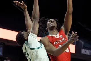 لاعب من فريق ميامي أوهايو يسجل نقطة أثناء مواجهة إيسترن ميشيغان، مع التركيز على الحركة الديناميكية في المباراة.