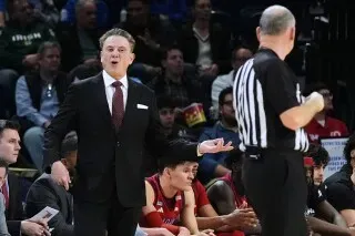 مدرب سانت جونز ريك بيتينو يعبر عن استيائه خلال مباراة ضد ديبول، حيث يقود فريقه نحو الفوز في دوري البيج إيست.