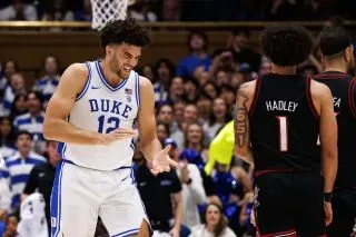 لاعب ديوك كاميرون بوزر يحتفل خلال مباراة ضد لويزفيل، مع تفاعل جماهيري قوي، مما يعكس أداء الفريق المهيمن في الموسم.