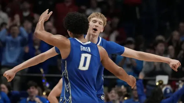 احتفال لاعبي كريتون بعد تسجيل نقطة حاسمة في مباراة NCAA، حيث يظهر الحماس والثقة في الأداء خلال البطولة.