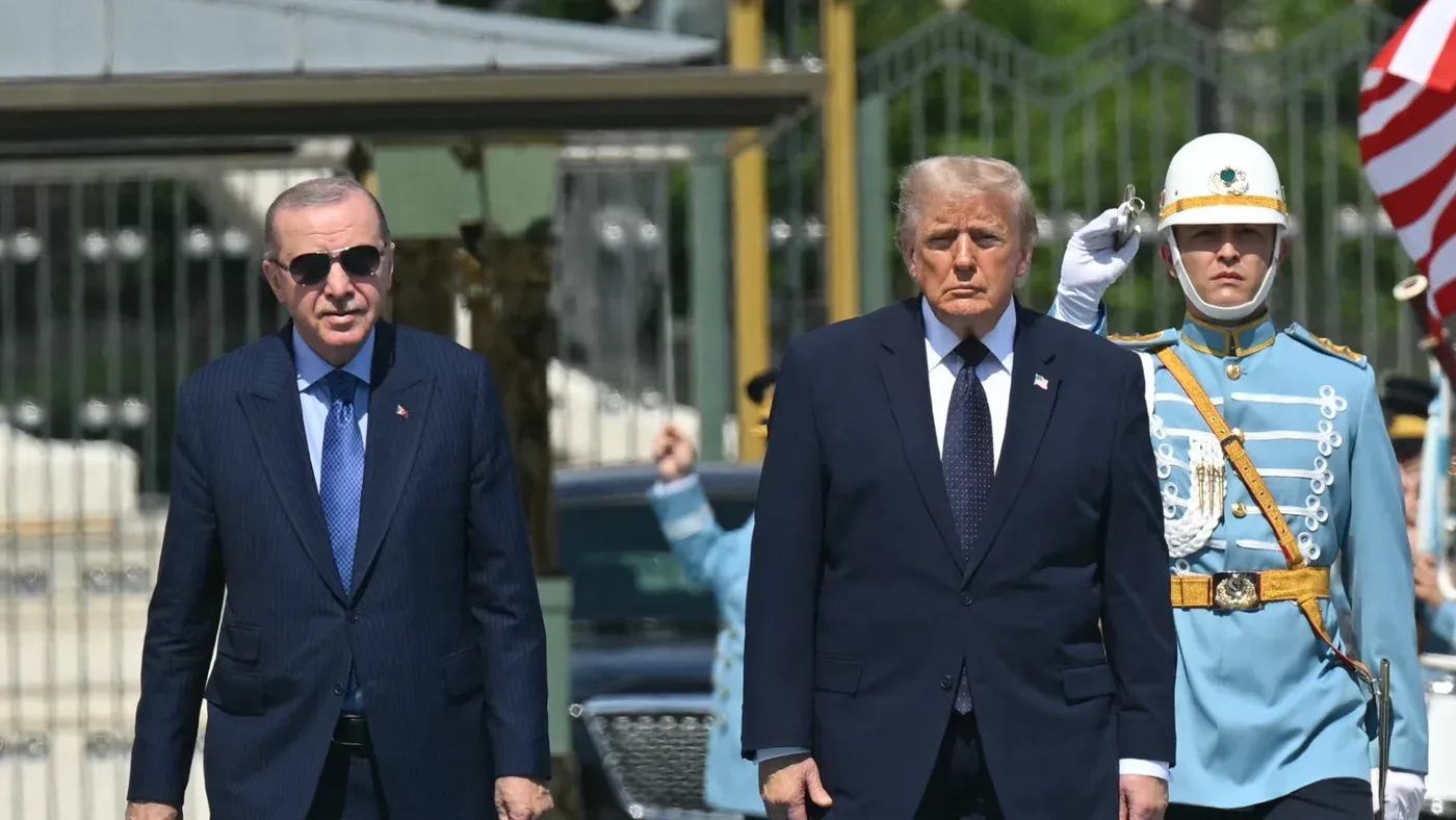 الرئيس الأمريكي السابق دونالد ترامب والرئيس التركي رجب طيب أردوغان في استقبال رسمي، مع مناقشة رفع العقوبات وبيع مقاتلات F-35 لتركيا.