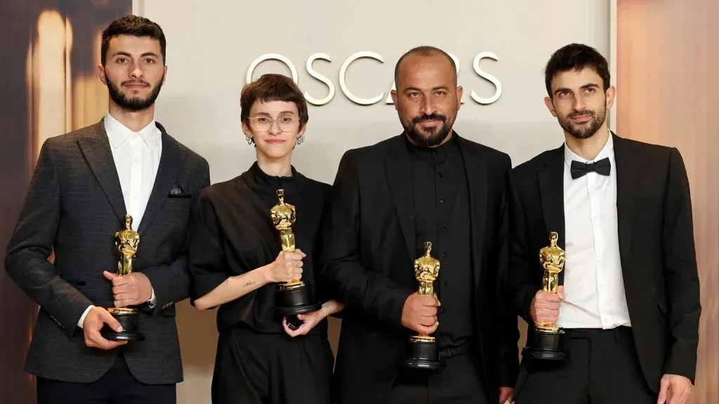 مخرجو الفيلم الوثائقي "لا أرض أخرى" يحملون جوائز الأوسكار، مما يعكس نجاح الفيلم في توثيق معاناة الفلسطينيين في مسافر يطا.