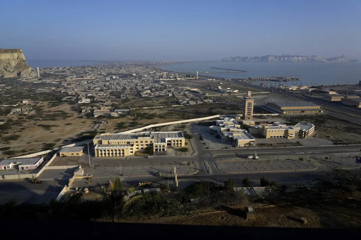 مطار جوادر الدولي الجديد في باكستان، تمويل صيني بقيمة 240 مليون دولار، يظل مغلقًا دون ركاب، وسط ظروف اقتصادية صعبة في المنطقة.