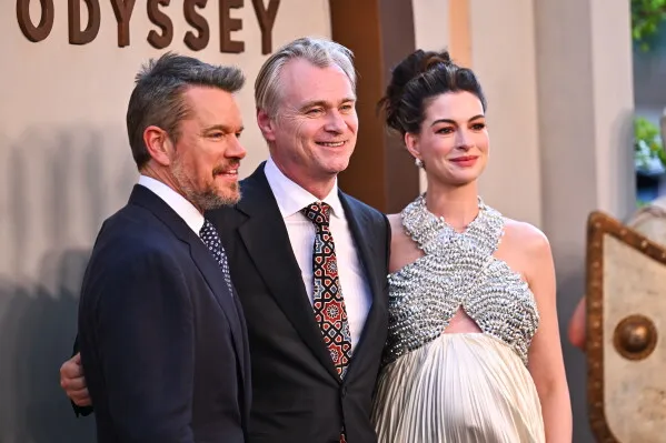 المخرج كريستوفر نولان مع الممثل مات ديمون والممثلة آن هاثاوي في العرض الأول لفيلم "The Odyssey" الذي حقق إيرادات قياسية.