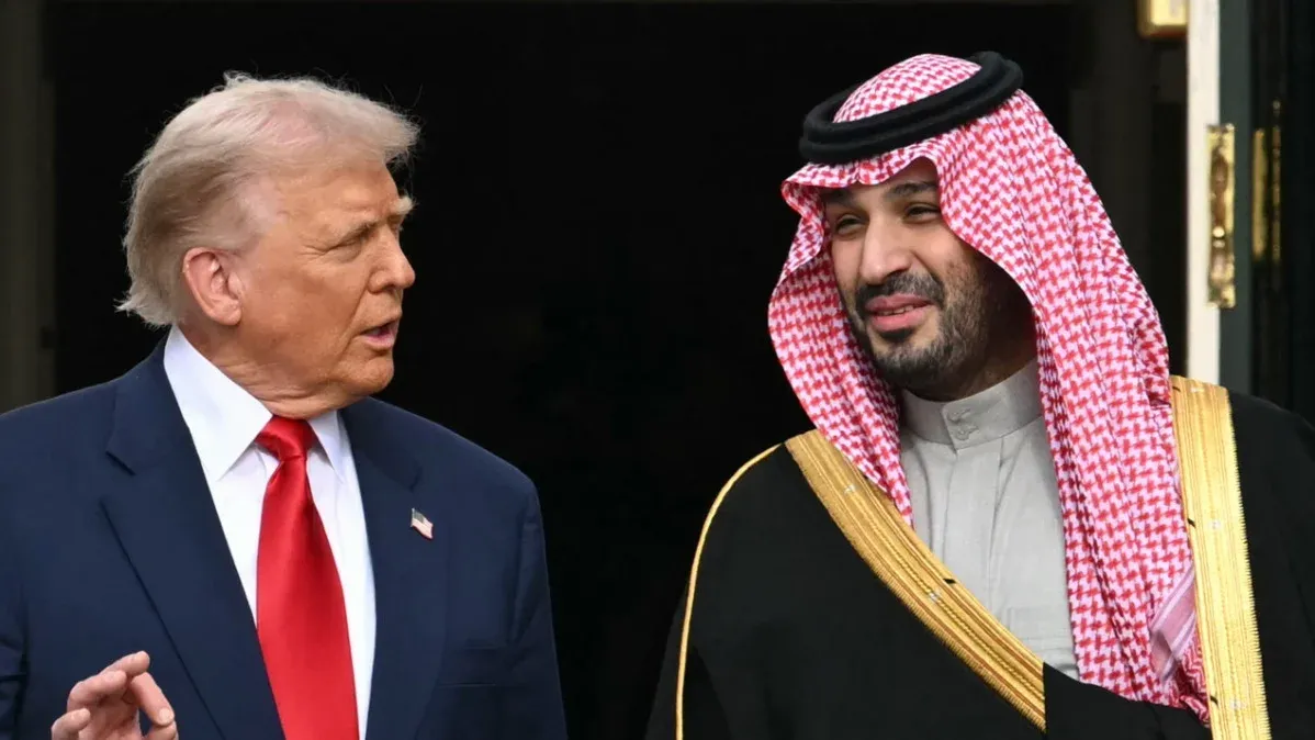 الرئيس الأمريكي السابق دونالد ترامب وولي العهد السعودي محمد بن سلمان خلال لقاء رسمي يعكس المفاوضات حول الاتفاقية النووية المدنية السعودية-الأمريكية.