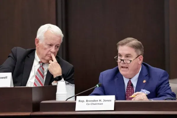 النائب بريندن جونز يتحدث خلال جلسة تشريعية في نورث كارولينا، مع وجود زميله في الخلفية، في سياق مناقشة إعادة رسم خرائط الدوائر الانتخابية.