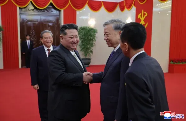 كيم جونغ أون يلتقي بشخصيات صينية وروسية خلال احتفالات الذكرى السنوية للدولة في كوريا الشمالية، مع التركيز على تعزيز العلاقات.