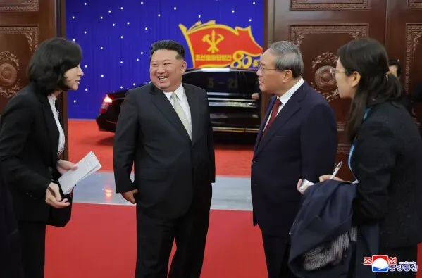 كيم جونغ أون يتحدث مع شخصيات أجنبية خلال احتفالات الذكرى الثمانين لتأسيس حزب العمال في كوريا الشمالية.