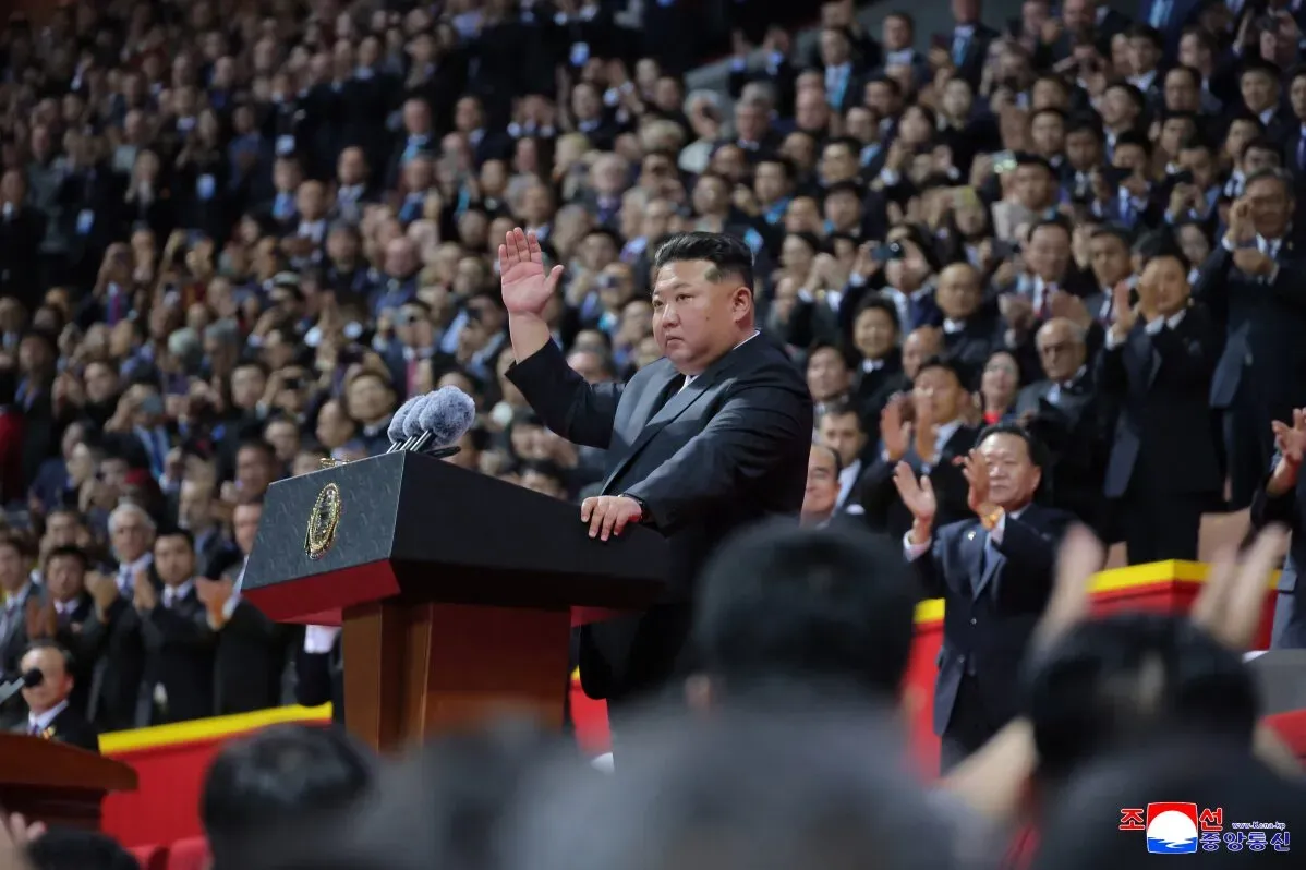 كيم جونغ أون يلقي خطابًا في احتفالات الذكرى السنوية للدولة، وسط حشد كبير من المسؤولين والمشجعين في بيونغ يانغ.