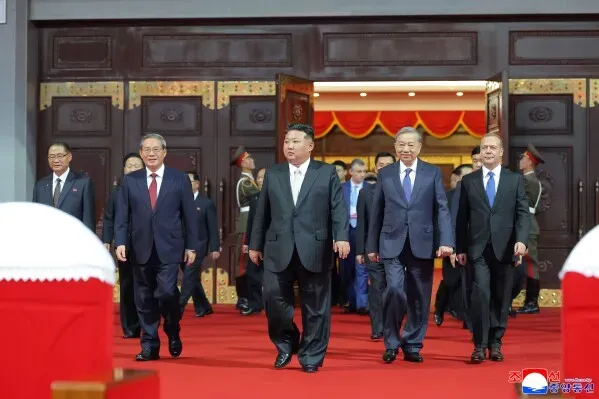 كيم جونغ أون يتوسط قادة أجانب في احتفالات الذكرى السنوية للدولة، مع التركيز على تعزيز العلاقات الدولية ومواجهة التهديدات العسكرية.