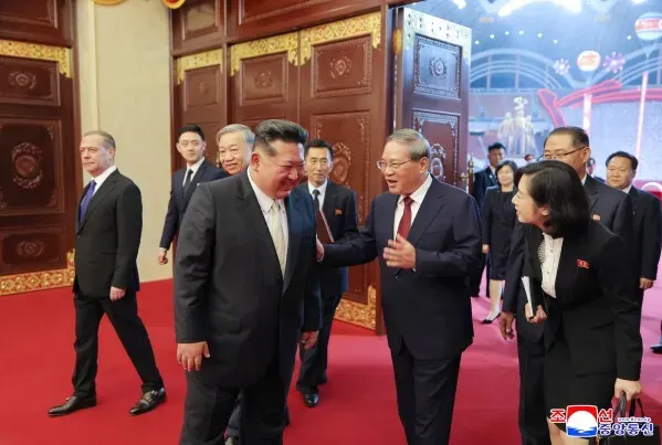 كيم جونغ أون يتحدث مع قادة أجانب خلال احتفالات الذكرى السنوية للدولة في كوريا الشمالية، مع حضور شخصيات صينية وروسية.