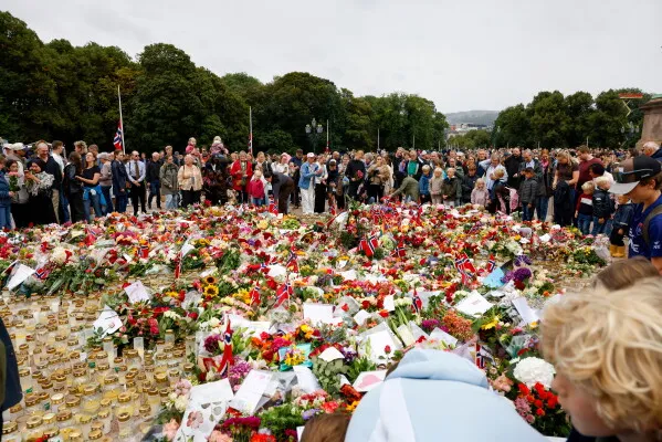 حشد كبير من المواطنين النرويجيين يضعون الزهور والشموع أمام القصر الملكي في أوسلو لتقديم واجب العزاء في وفاة الملك هارالد الخامس.